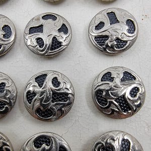 Vintage kleine witmetalen knopen in art-nouveaustijl met stift op kaart - set van 12"