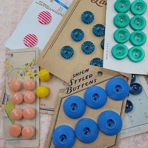 Collectie vintage plastic knopen: 60+ verschillende stijlen op kaarten