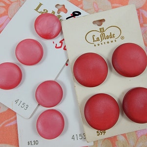 Botões de plástico vermelhos e rosa vintage La Mode em cartões - lote misto de 9