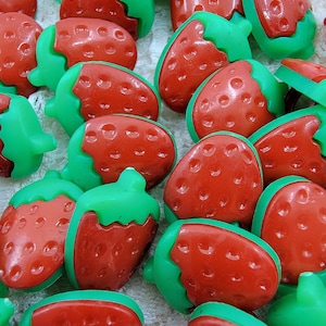 Botões de plástico de encaixe com design vintage de morango pequeno e hastes próprias - conjunto de 10