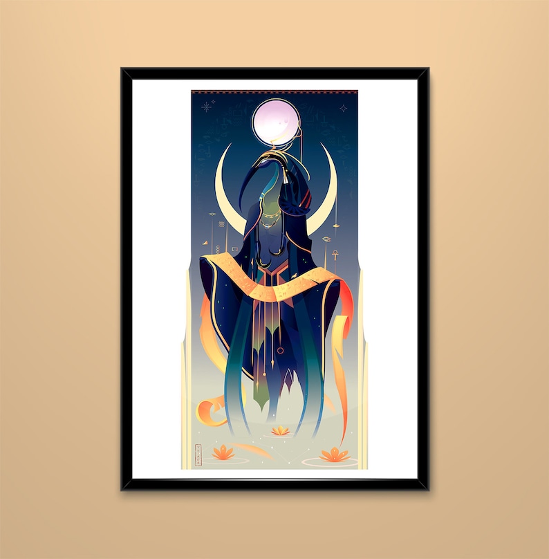 Pu&ograve; includere: Un'illustrazione digitale di una donna con la testa di un uccello che indossa una veste blu e oro. Tiene in mano un globo luminoso e si trova di fronte a una luna crescente. Lo sfondo &egrave; blu scuro con stelle e geroglifici.