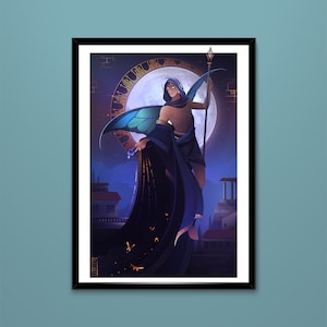 Peut inclure: Une impression d'art encadrée représentant une illustration céleste. Une figure avec des ailes de papillon bleues et un bâton se tient devant une pleine lune. L'œuvre d'art est située dans un ciel nocturne avec des éléments architecturaux et une palette de couleurs bleu foncé et noir.
