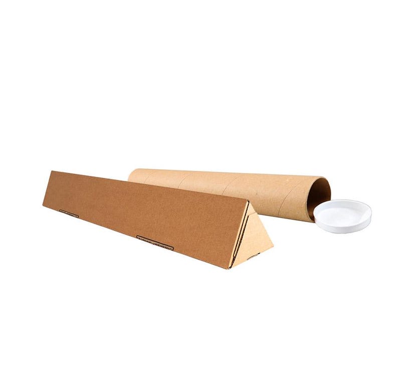Pu&ograve; includere: Un tubo di cartone marrone con un tappo triangolare di cartone. Il tubo &egrave; aperto da un'estremit&agrave; e ha un coperchio di plastica bianco.