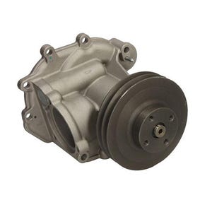 Op de afbeelding: Een zilverkleurige auto waterpomp met een katrolsysteem. De pomp heeft een gegoten metalen uiterlijk met meerdere boutgaten en een cirkelvormige katrol met drie groeven. De achtergrond is effen wit.
