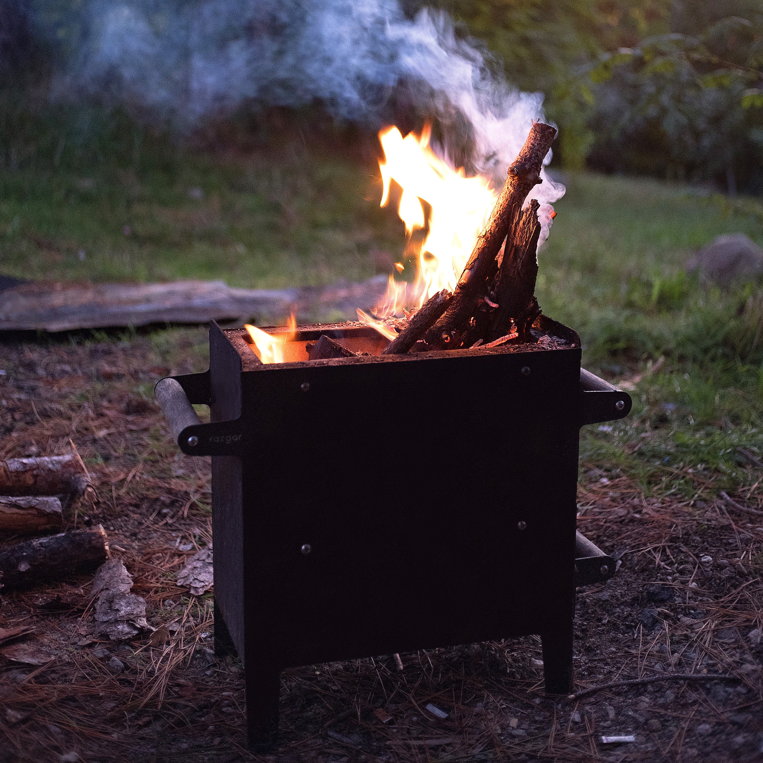 Grill de cuisson d'alcool de camping brûlant du bois de chauffage pour le  voyage de pique-nique 