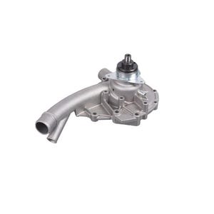 Op de afbeelding: Een zilverkleurige waterpomp met een zwart en zilverkleurig bovenstuk. De pomp heeft een gebogen arm met twee openingen en een reeks boutgaten rond de basis. Het object is geïsoleerd op een witte achtergrond.