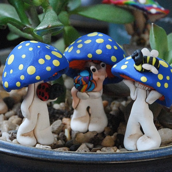 Champignon sculpté en argile du jardin des fées avec bonnet bleu et amis escargots, bourdons ou coccinelles