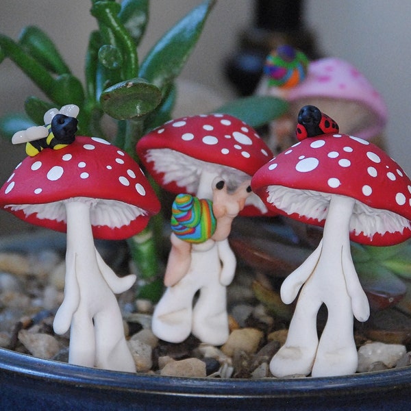 Hommes champignons sculptés en pâte polymère avec bonnets rouges pour votre jardin de fleurs