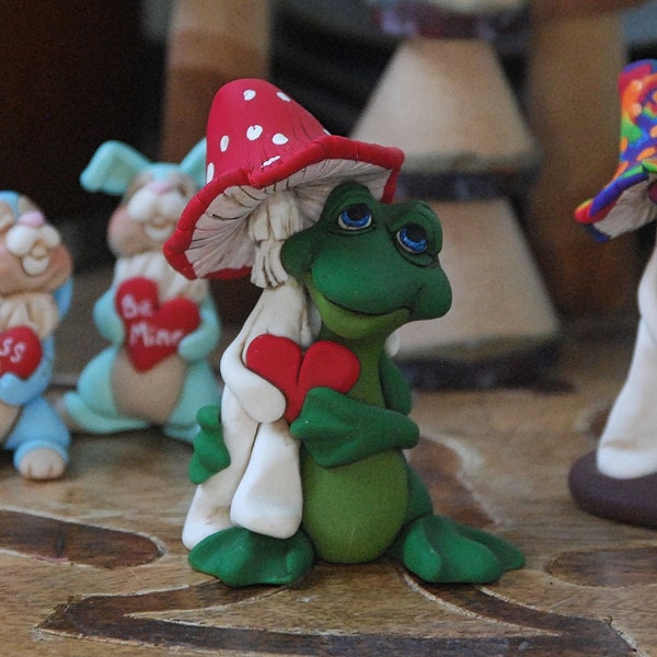 Figurines de grenouilles en argile sculptées pour la Saint-Valentin avec des amis escargots, coccinelles ou champignons