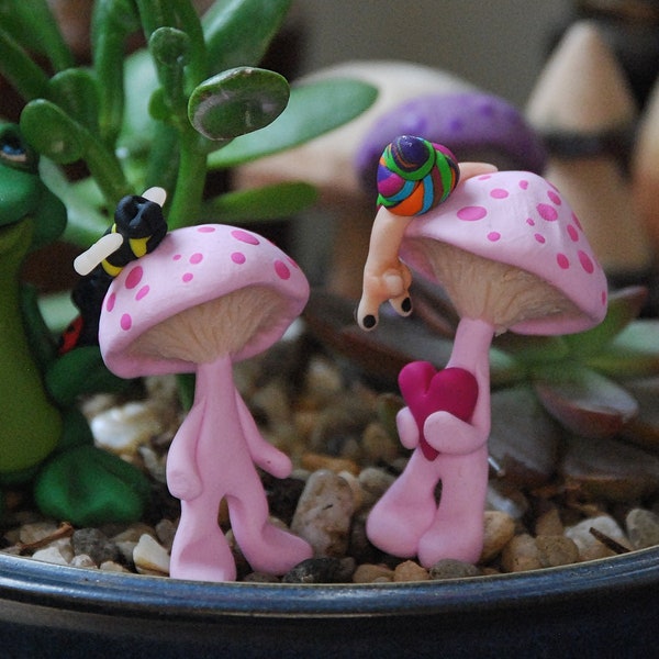 Petits petits champignons roses en feutre en argile sculptée avec leurs amis escargots, bourdons ou coccinelles pour votre jardin de fées