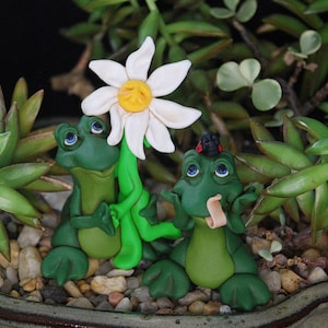Decorative Garden Frog, Frog Sculpture Garden, Frog Lovers Garden Sculpture, Frog Gift, Gift for Her, Garden Snail Decor, Ladybugging