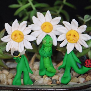 Modellierte kleine Gänseblümchen aus Ton mit Marienkäfer-, Raupen- oder Hummelfreunden für Ihre Miniaturgärten