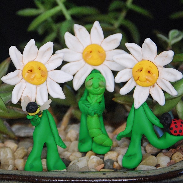 Petites marguerites en argile sculptée avec des amis coccinelles, chenilles ou bourdons pour vos jardins miniatures