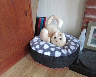 Reversible Round Cat Bed: Washable Cotton & Fleece Cushion