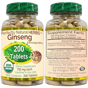 Puede incluir: Dos botellas de suplementos diet&eacute;ticos org&aacute;nicos de ginseng y ashwagandha. La botella de la izquierda muestra una etiqueta con el texto "Perfectly Natural HERBS&reg; Ginseng Ashwagandha 200 Tablets" y un sello USDA Organic. La botella de la derecha muestra una etiqueta con el texto "Supplement Facts Serving Size: 2 Tablets Serving Per Container: 100 Amount Per Serving %DV Organic Ginseng /Ashwagandha 1500 mg * Other Ingredients: Organic Acacia Gum * Daily Value not established Percent Daily Values are based on a 2,000 calorie diet Manufactured By: Perfectly Natural Herbs, LLC &reg; 3901 Emerald Drive Kalamazoo, MI 49001 USA Certified Organic by Oregon Tilth Our Ginseng/Ashwagandha Powder is a Product of India".