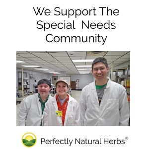 Puede incluir: Tres personas con batas blancas de laboratorio se encuentran en un almac&eacute;n. La persona del centro lleva un sombrero y una etiqueta con el nombre "Karen". El texto "We Support The Special Needs Community" se muestra encima de la imagen. El texto "Perfectly Natural Herbs" se muestra debajo de la imagen.