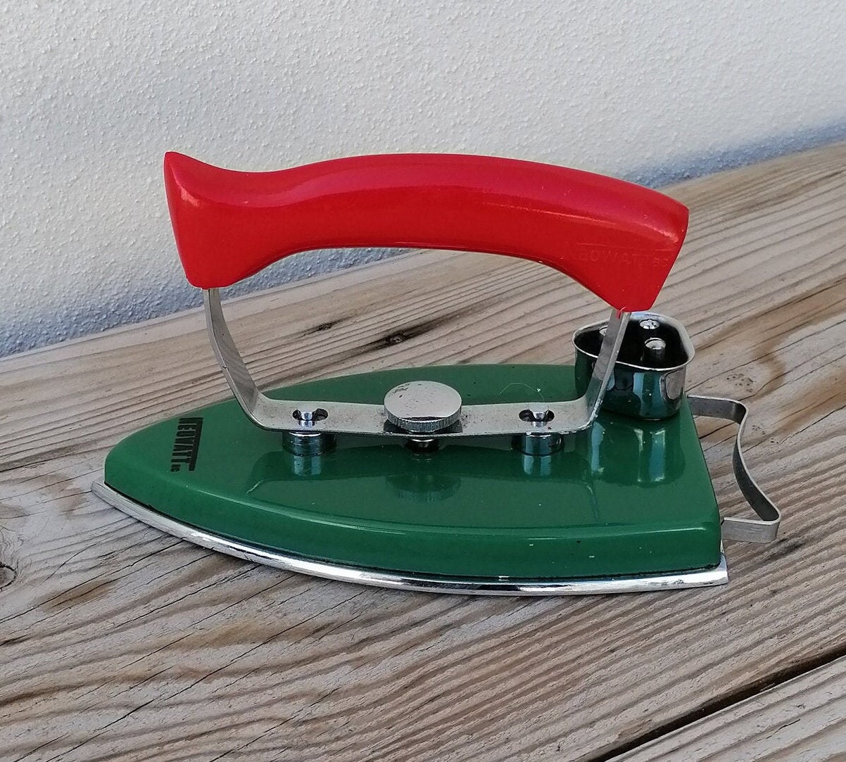Ferro da stiro vintage anni 60 , italiano , da collezione , fermacarte ,  fermaporte , retro' , verde e rosso, piccoli elettrodomestici -  Italia