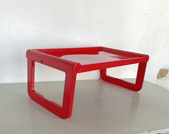 Stół śniadaniowy Guzzini, projekt Luigi Massoni, czerwony plastik, lata 70., taca na łóżko, minimalistyczny, składany