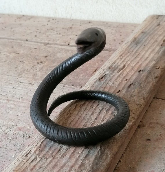Piccola statua antica di serpente in ferro battuto , supporto per orologi antichi , figurine vintage di animali selvatici ,