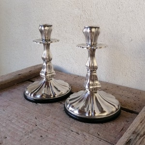 Coppia di porta candela in argento  ( 800 ) italiani  con base in bachelite nera , due candelabri vintage design italiano classico