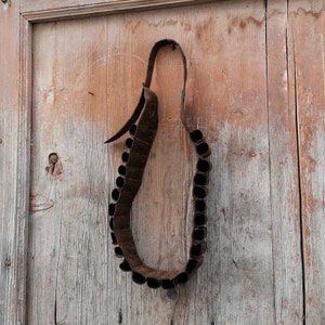 Vintage Patronengürtel, antike Jagdartikel, 1950er Jahre, primitive Antiquitäten, Landhaus-Wanddekoration, altes Bauernhaus,