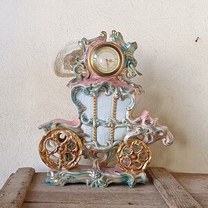 Großer Wecker aus Keramik mit Darstellung einer Kutsche, funktionierende Tischuhr, rosa und hellblaue Haushaltsgegenstände, Kitschstatue