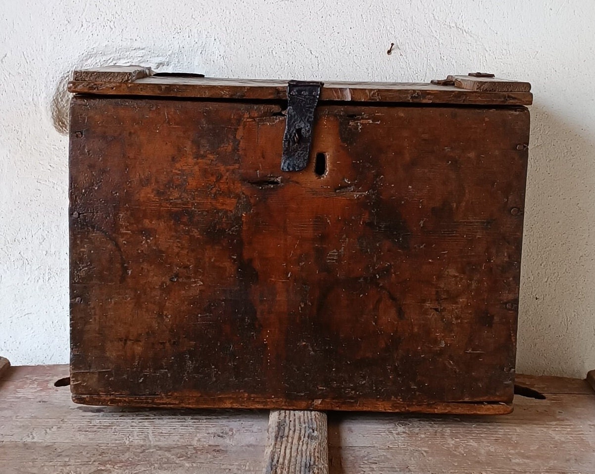 Early 20th Century Italian Poplar Wood Antique Rustic Trunk For Sale at  1stDibs