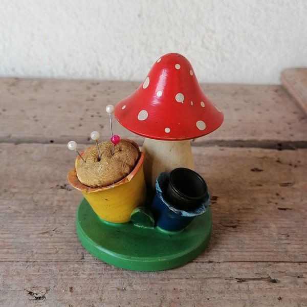 Antico puntaspilli e porta ditale , di legno , da collezione , fungo amanita di legno , fungo rosso , kit cucito vintage ,