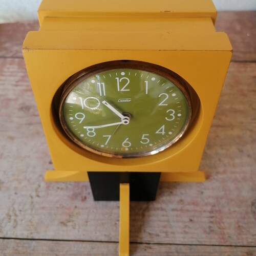 Gastor 60 table mechanical clock clock made in Germany, yellow and shops black