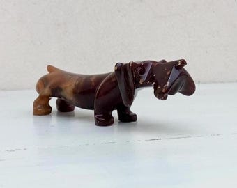 Rare sculpture vintage en albâtre représentant un teckel, signée Scaglione, artiste italien des années 1960. Petit chien, style moderne du milieu du XXe siècle.