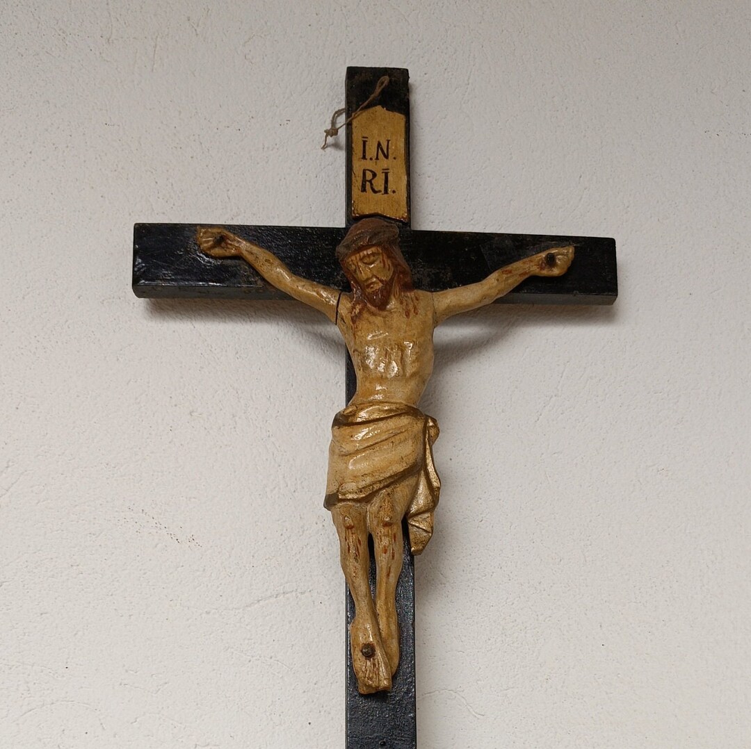 Crocifisso da parete moderno in legno: acquista ora | Myriam Arte Sacra