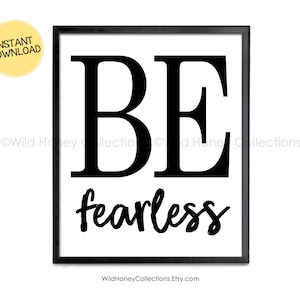 Puede incluir: Arte de pared imprimible en blanco y negro con el texto "BE fearless" en una fuente moderna. El texto está enmarcado en un marco negro.