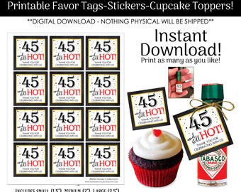 Peut inclure: Étiquettes de faveur, autocollants et décorations de cupcakes imprimables avec une bordure noire et le texte "45 and still HOT!" en rouge et or. L'image comprend un cupcake, une bouteille de sauce Tabasco et une petite bouteille avec une étiquette.