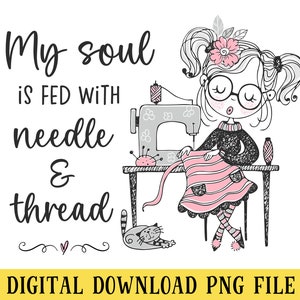 Puede incluir: Una ilustración en blanco y negro de una niña cosiendo en una tela de rayas rosa y blancas. Está sentada en una mesa con una máquina de coser y un carrete de hilo. El texto "My soul is fed with needle & thread" está escrito encima de ella. Un gato gris está tumbado en el suelo debajo de la mesa. El texto "DIGITAL DOWNLOAD PNG FILE" está escrito en la parte inferior de la imagen.