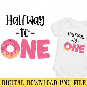 Puede incluir: Una descarga digital de archivo PNG con el texto "Halfway to One" y un gráfico de donut rosa. El diseño está en un body blanco para bebé y también se muestra por separado. El texto "DIGITAL DOWNLOAD PNG FILE" está en la parte inferior.