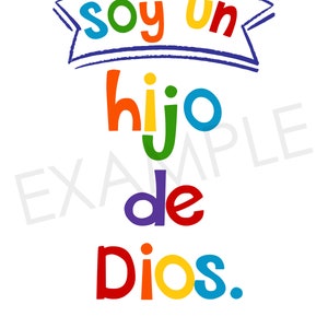 Puede incluir: Una impresi&oacute;n blanca con la frase en espa&ntilde;ol "soy un hijo de Dios" en letras vibrantes y multicolores. Las palabras est&aacute;n apiladas, cada una en un tono diferente. El texto "Juan 1:12" est&aacute; impreso en negro en la parte inferior.
