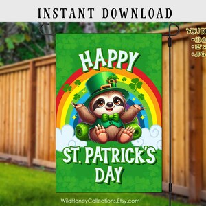 Può includere: Una bandiera da giardino verde con un arcobaleno e trifogli. Un bradipo dei cartoni animati con un cappello verde e un papillon è seduto su un vaso d'oro. Il testo "Happy St. Patrick's Day" è stampato sulla bandiera.