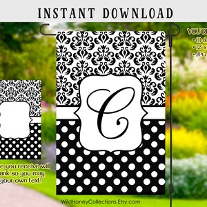 Puede incluir: Bandera de jardín en blanco y negro con un patrón de damasco y lunares. La bandera tiene un marco blanco con una letra negra "C" en el centro. La bandera mide 12 pulgadas por 18 pulgadas.