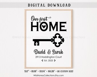 Pode incluir: Impressão emoldurada em preto e branco com o texto "Our first HOME" e uma ilustração de chave. Abaixo, os nomes "David & Sarah", o endereço e o ano "Est. 2023". Disponível em vários tamanhos, incluindo 12.7cm x 17.8cm, 20.3cm x 25.4cm, 27.9cm x 35.6cm e 40.6cm x 50.8cm.