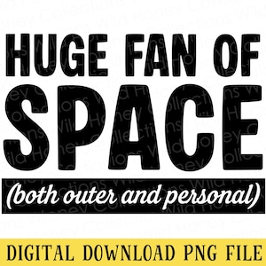 以下が含まれることがあります： サンセリフフォントで太字の黒いテキスト「HUGE FAN OF SPACE」を特徴とするデジタルグラフィックデザイン。その下に黒い長方形の中に白いセリフフォントで「(both outer and personal)」と書かれ、さらにその下に「DIGITAL DOWNLOAD PNG FILE」と記載されています。