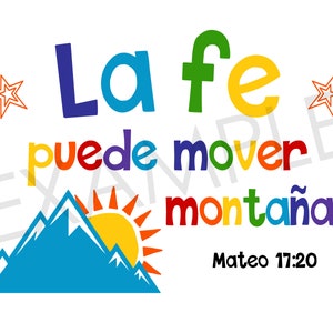Puede incluir: Un estampado colorido con la frase en espa&ntilde;ol "La fe puede mover monta&ntilde;as", que significa "La fe puede mover monta&ntilde;as". El dise&ntilde;o incluye una cordillera, un sol y estrellas. Tambi&eacute;n se incluye el texto "Mateo 17:20".