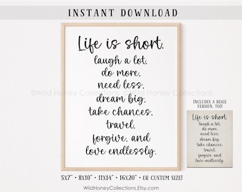 Puede incluir: Impresión enmarcada con el texto "Life is short. laugh a lot. do more, need less. dream big. take chances. travel, forgive, and love endlessly." Incluye una versión beige. Disponible en 12.7x17.8cm, 20.3x25.4cm, 27.9x35.6cm, 40.6x50.8cm o tamaños personalizados.