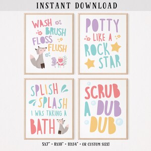 Op de afbeelding: Vier ingelijste prints met speelse tekst en illustraties. De prints bevatten zinnen als "Wash, Brush, Floss, Flush" en "Potty Like a Rock Star". Elke print heeft een licht houten frame en is verkrijgbaar in 12,7 x 17,8 cm, 20,3 x 25,4 cm, 28 x 35,6 cm of aangepaste formaten.