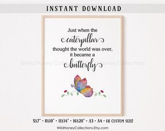 Könnte beinhalten: Druckbarer Wandkunst mit einem Aquarell-Schmetterling und einem Zitat: "Just when the caterpillar thought the world was over, it became a butterfly". Erhältlich in verschiedenen Größen, darunter 5x7 Zoll, 8x10 Zoll, 11x14 Zoll, 16x20 Zoll, A3, A4 oder nach Maß.
