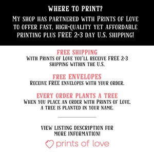 Puede incluir: Gr&aacute;fico de texto con las palabras "WHERE TO PRINT?" en letras grandes y en negrita. El texto que aparece debajo explica que la tienda se ha asociado con Prints of Love para ofrecer impresi&oacute;n r&aacute;pida, de alta calidad y asequible con env&iacute;o gratuito en 2-3 d&iacute;as. El texto tambi&eacute;n menciona sobres gratuitos y que cada pedido planta un &aacute;rbol. El gr&aacute;fico termina con las palabras "prints of love" en forma de coraz&oacute;n.
