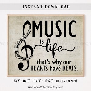 Könnte beinhalten: Schwarz-weiß druckbarer Wandkunst mit einem Violinschlüssel aus Klaviertasten mit dem Text "Music is life that's why our hearts have beats." Der Hintergrund ist ein Vintage-Notenblatt. Erhältlich in 5x7, 8x10, 11x14, 16x20 Zoll oder einer benutzerdefinierten Größe.
