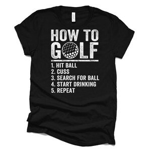Pu&ograve; includere: Maglietta nera con testo bianco che dice "HOW TO GOLF" con una grafica di palla da golf e un elenco di passaggi: "1. HIT BALL, 2. CUSS, 3. SEARCH FOR BALL, 4. START DRINKING, 5. REPEAT."
