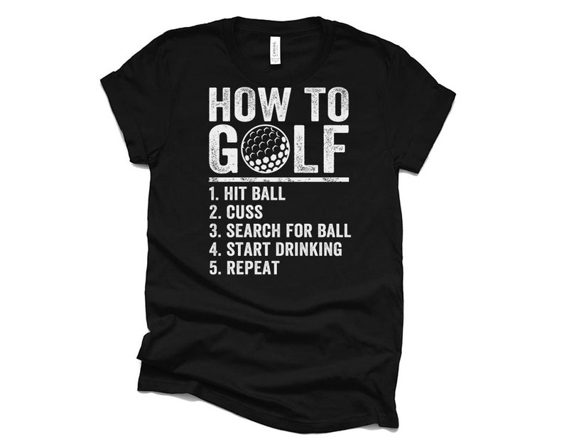 Pu&ograve; includere: Maglietta nera con testo bianco che dice "HOW TO GOLF" con una grafica di palla da golf e un elenco di passaggi: "1. HIT BALL, 2. CUSS, 3. SEARCH FOR BALL, 4. START DRINKING, 5. REPEAT."