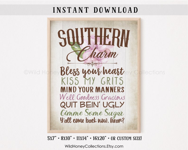 Puede incluir: Un dise&ntilde;o de arte de pared imprimible con un fondo de madera r&uacute;stico y acentos florales rosados. El texto dice "Southern Charm" e incluye frases como "Bless your heart", "Kiss my grits", "Mind your manners", "Well Goodness Gracious", "Quit bein' ugly", "Cimme some sugar", y "Y'all come back now, hear?" El dise&ntilde;o est&aacute; disponible en varios tama&ntilde;os, incluyendo 5x7 pulgadas, 8x10 pulgadas, 11x14 pulgadas y 16x20 pulgadas.