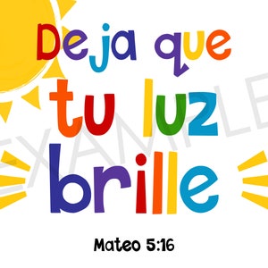 Puede incluir: Un estampado colorido con la frase "Deja que tu luz brille" en varios colores, acompa&ntilde;ado de una ilustraci&oacute;n de un sol amarillo. El texto "Mateo 5:16" est&aacute; en la parte inferior. El dise&ntilde;o est&aacute; sobre un fondo blanco.